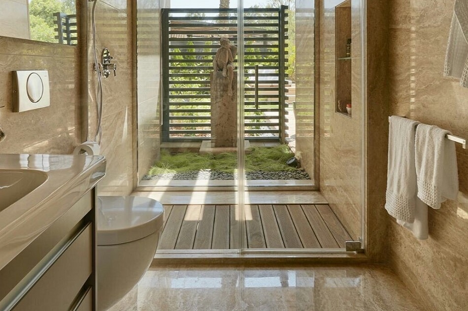 Residence entrance with marble